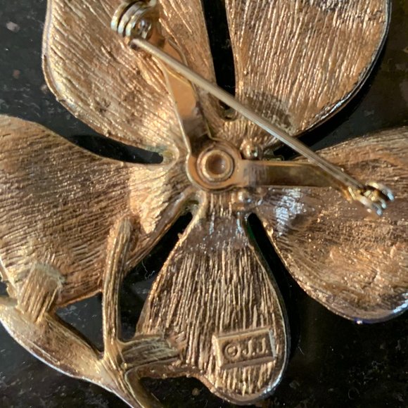 A SIGNED VINTAGE BROOCH, "J.J." ON THE REVERSE, MEASURING ABOUT 2 1/4" - Picture 2 of 3